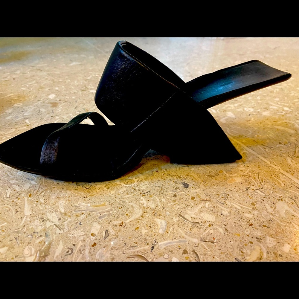 Rare Black No Heel Heel Sandal Wedges 8.5